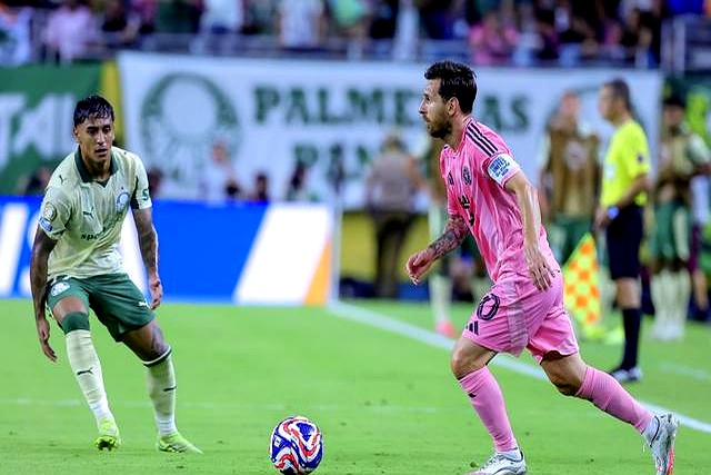 真假球王?西班牙足球联赛争夺赛场风采的简单介绍 真假球王?西班牙足球联赛争夺赛场风采的简单介绍