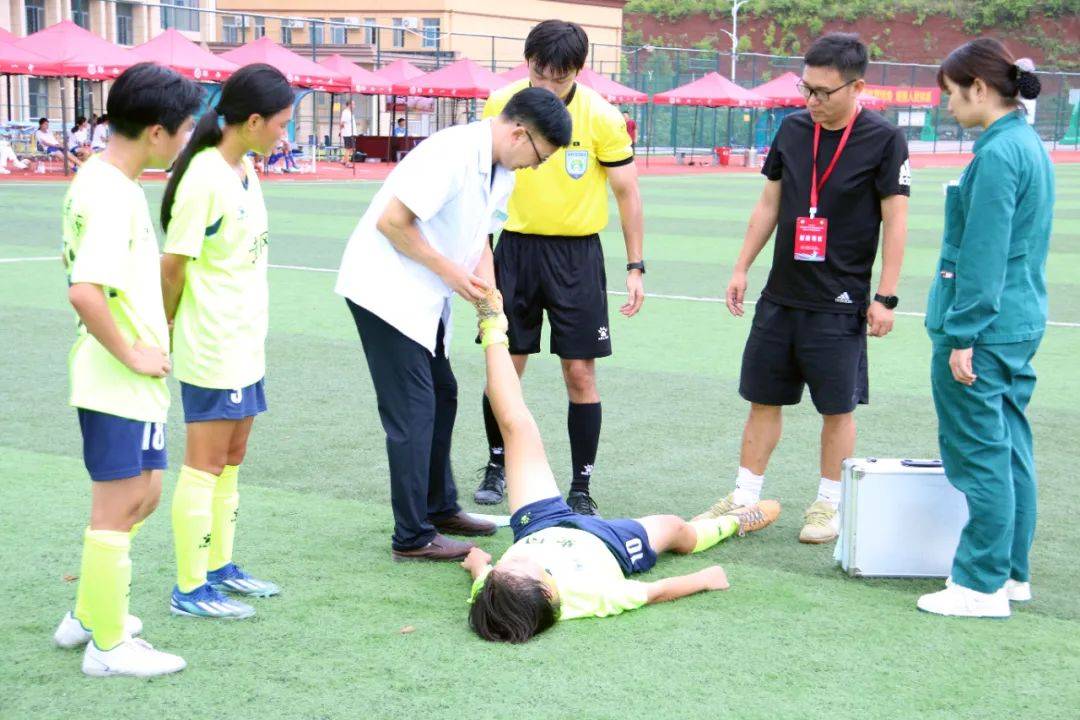 双方队伍在足球比赛中展现出色配合 双方队伍在足球比赛中展现出色配合