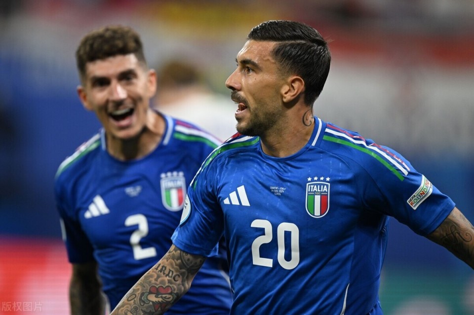 意大利豪取三分,毫无悬念晋级淘汰赛 意大利豪取三分,毫无悬念晋级淘汰赛