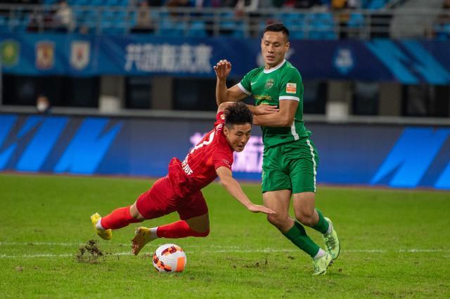 扬起旗帜,新疆天山雄鹰队勇拼亚冠荣耀 扬起旗帜,新疆天山雄鹰队勇拼亚冠荣耀