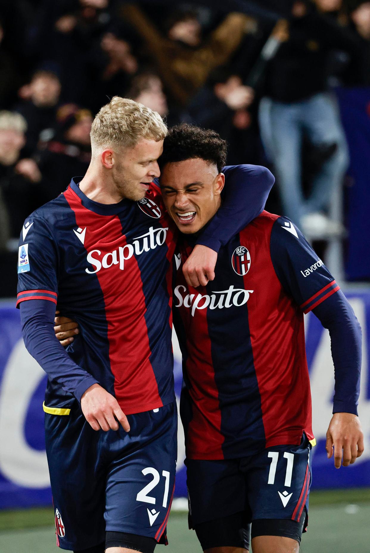 意甲球队球员合影庆祝进球，展现团结拼搏精神的简单介绍