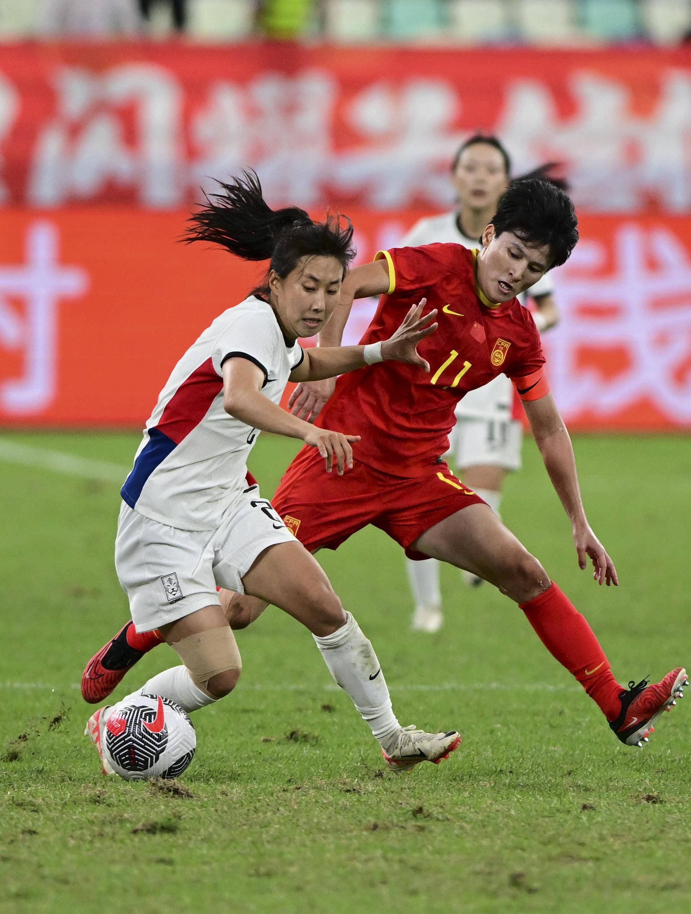 中国女足队员在比赛中展现出色球技 中国女足队员在比赛中展现出色球技