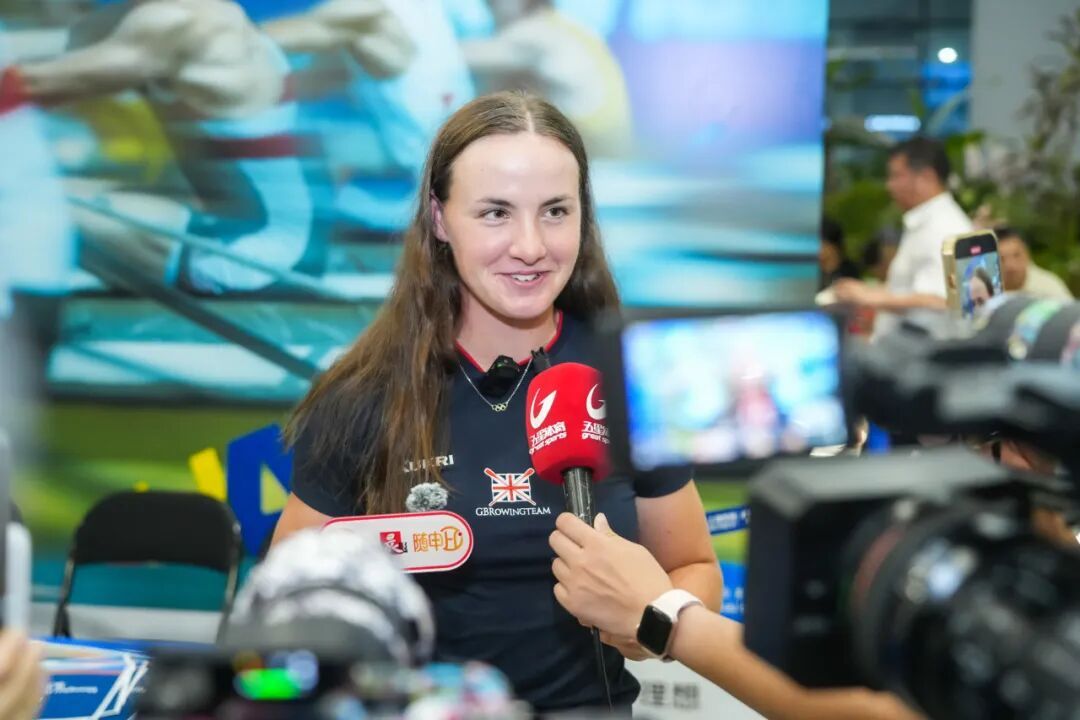 英国射击运动员准确稳定,夺冠领奖的简单介绍 英国射击运动员准确稳定,夺冠领奖的简单介绍